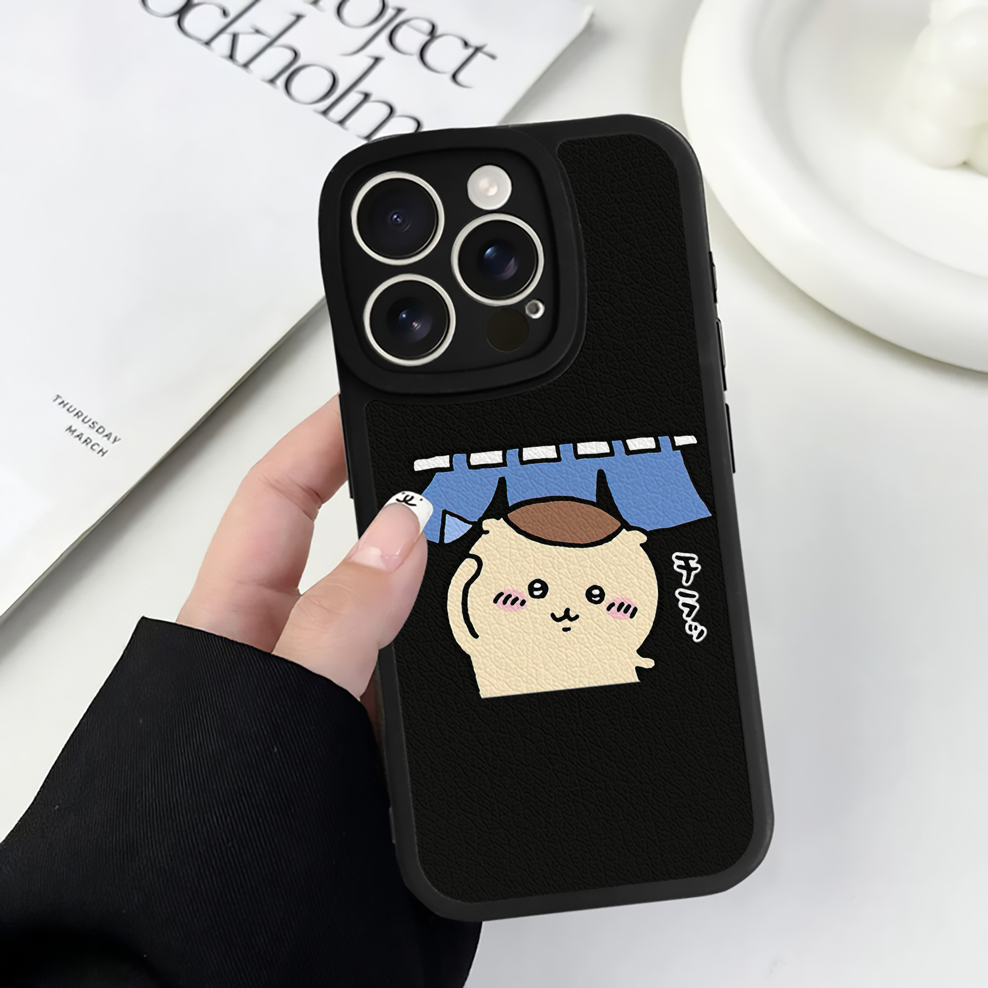 （画像用） ちいかわ くりまんじゅう Chii-kawa kuri manjū 【iPhone 16シリーズ対応】シリコンスマホケース（レザー調） 材質：シリコン